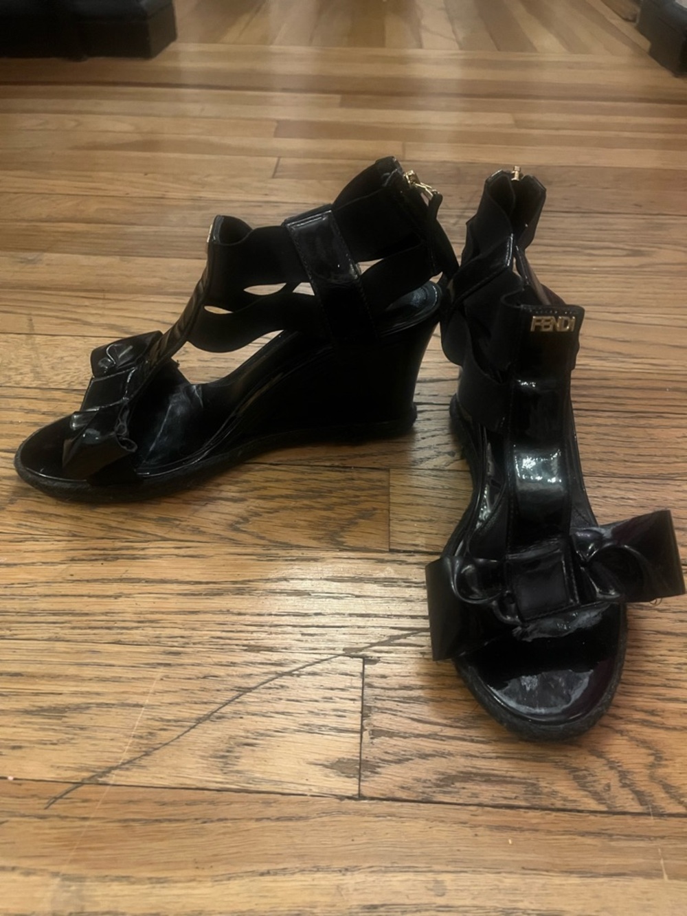Fendi Carioca patent leather wedge sandals with bows and logo plaque 37